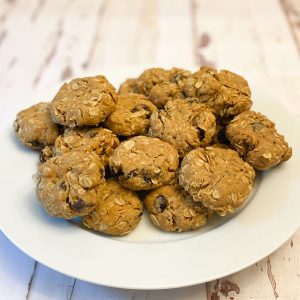 Plate of oatmeal raisin cookies.